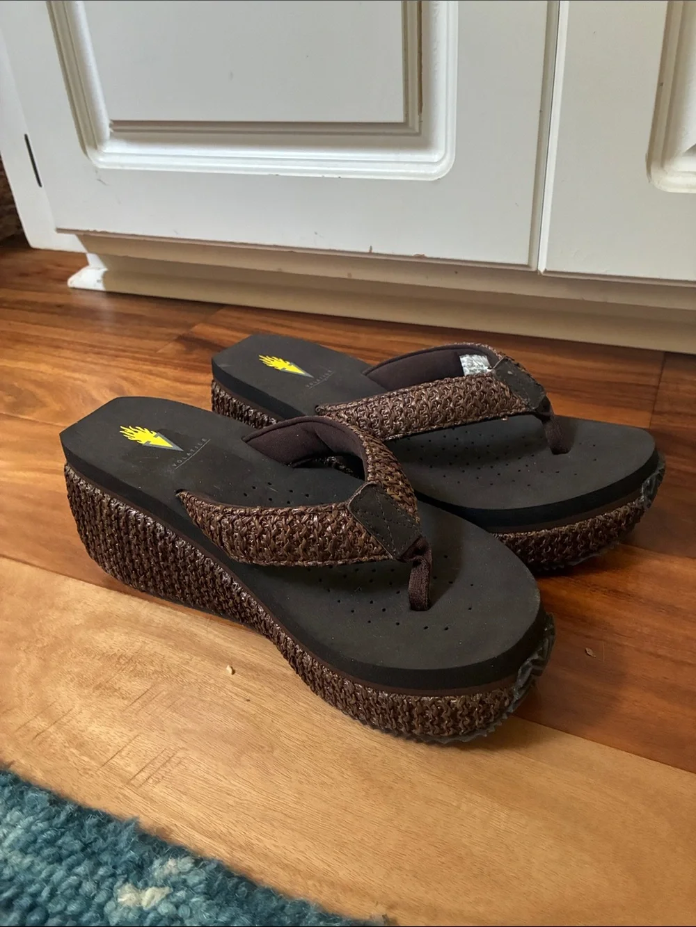 Volatile Island Raffia Brown Woven Wedge Flip-Flop Sandal SZ 8